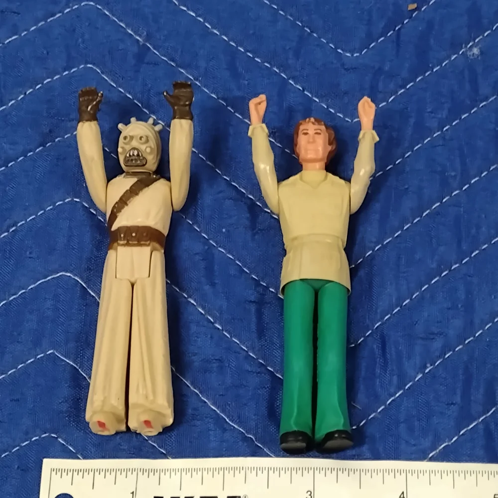 Star Wars Action Figure Set with Beige and Green Outfits - Picture 3 of 5